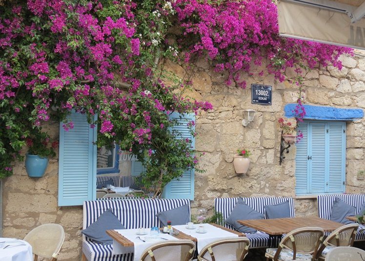 One of the cute cafes in the old town of Alacati Tuval e1729946155579